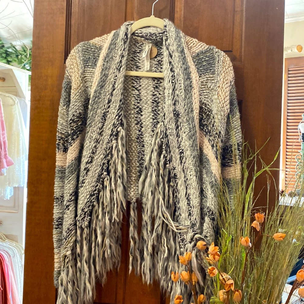 Fringe woven thread cardigan/ cropped in back